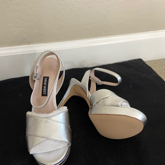 Nine West Platform Heels, Size 5.5 - Picture 3 of 4